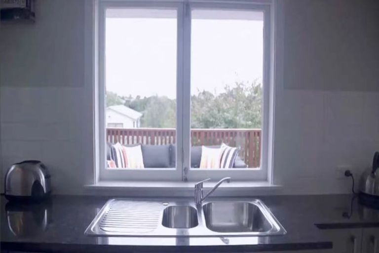 Photo of property in 1/94-96 Verran Road, Birkdale, Auckland, 0626