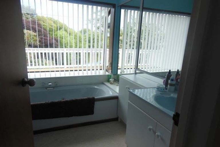 Photo of property in 11 Robert Grove, Paraparaumu, 5032