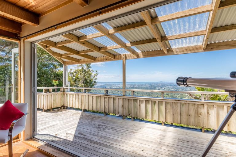 Photo of property in 11 Cascade Avenue, Waiatarua, Auckland, 0604