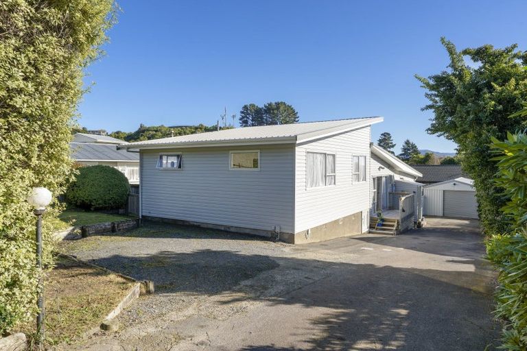 Photo of property in 8 Kaitawa Crescent, Paraparaumu, 5032