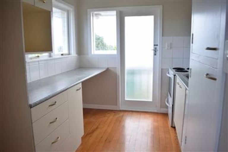 Photo of property in 2/40 Pupuke Road, Takapuna, Auckland, 0622