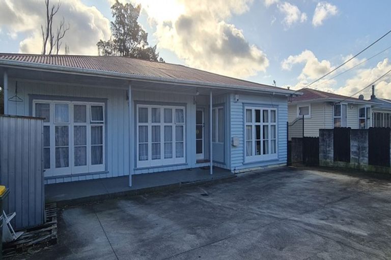 Photo of property in 6 Kingdale Road, Henderson, Auckland, 0610