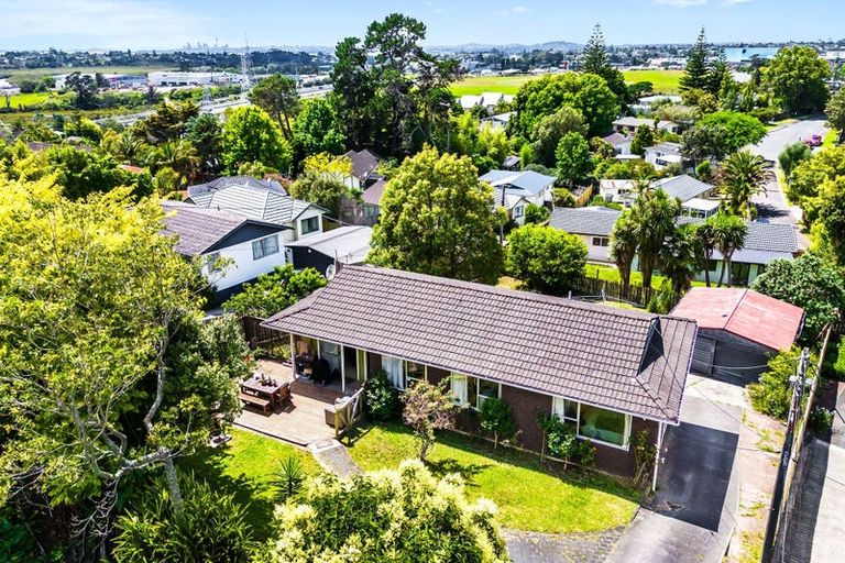 Photo of property in 30 Waimumu Road, Massey, Auckland, 0614