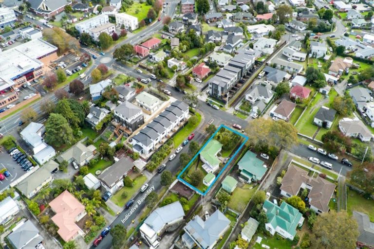 Photo of property in 23 Buscomb Avenue, Henderson, Auckland, 0610