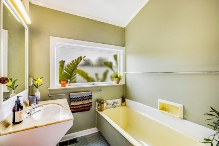 Photo of property in 231 Te Atatu Road, Te Atatu South, Auckland, 0610