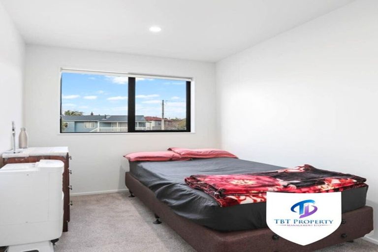 Photo of property in 8/25 Vodanovich Road, Te Atatu South, Auckland, 0610