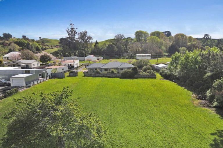 Photo of property in 20 Paraekaretu Street, Hunterville, 4730