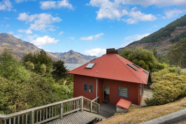 Photo of property in 10 Mckerrow Place, Sunshine Bay, Queenstown, 9300