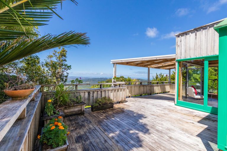 Photo of property in 11 Cascade Avenue, Waiatarua, Auckland, 0604