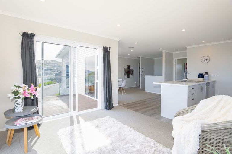 Photo of property in 3 Cessna Way, Newlands, Wellington, 6037