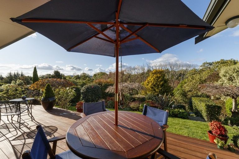 Photo of property in 15 Greenwood Place, Fitzherbert, Palmerston North, 4410