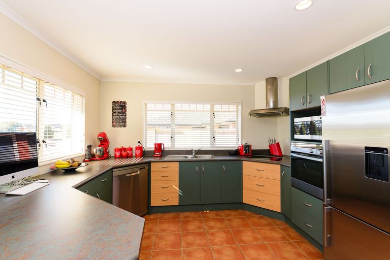 Photo of property in 18 Fernlea Avenue, Kelvin Grove, Palmerston North, 4414