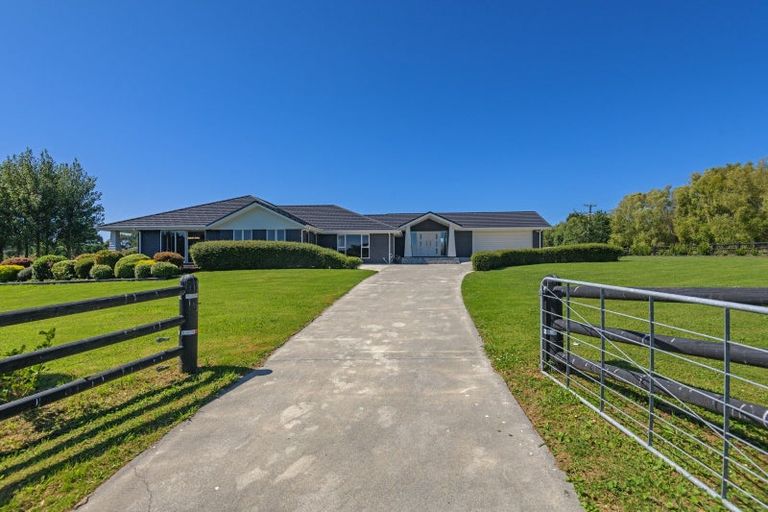 Photo of property in 2 Tutakarae Road, Kelvin Grove, Palmerston North, 4470