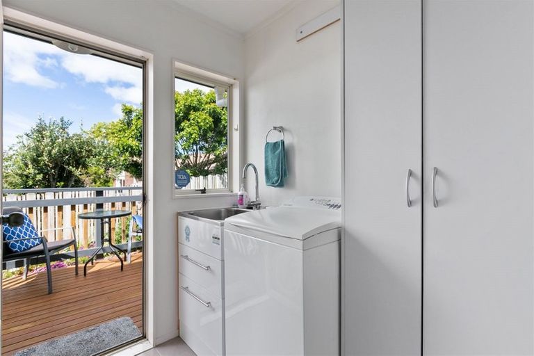 Photo of property in 22 Jumento Place, Unsworth Heights, Auckland, 0632