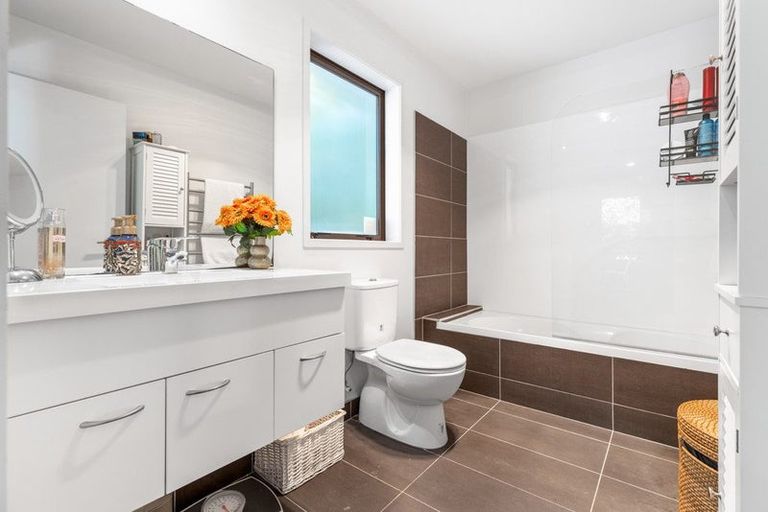 Photo of property in 24 Edgerton Road, Te Atatu Peninsula, Auckland, 0610