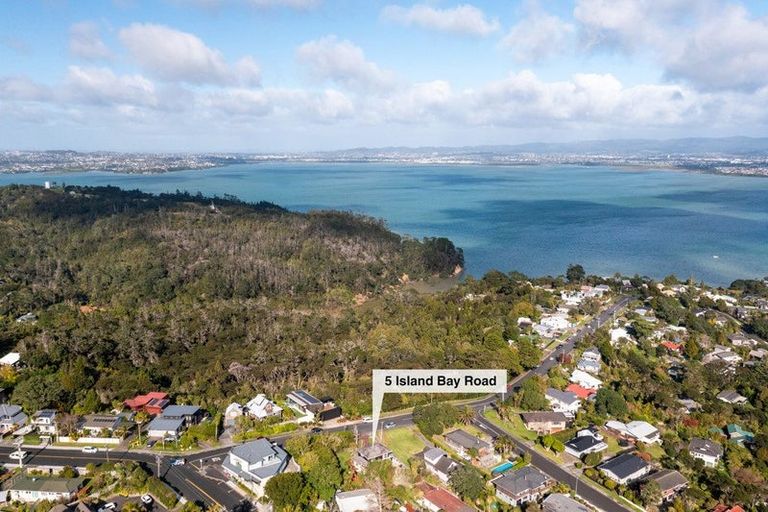 Photo of property in 5 Island Bay Road, Beach Haven, Auckland, 0626