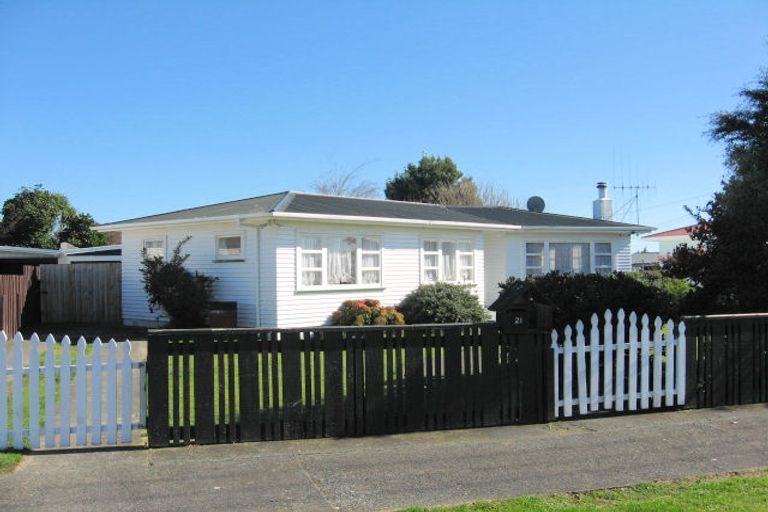 Photo of property in 21 Freyberg Street, Levin, 5510