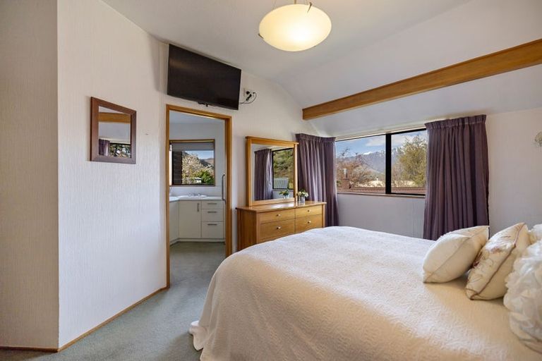 Photo of property in 9 Greenstone Place, Fernhill, Queenstown, 9300