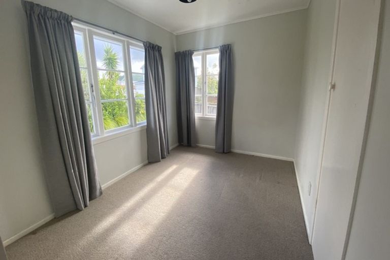 Photo of property in 5 Brookfield Road, Te Atatu Peninsula, Auckland, 0610