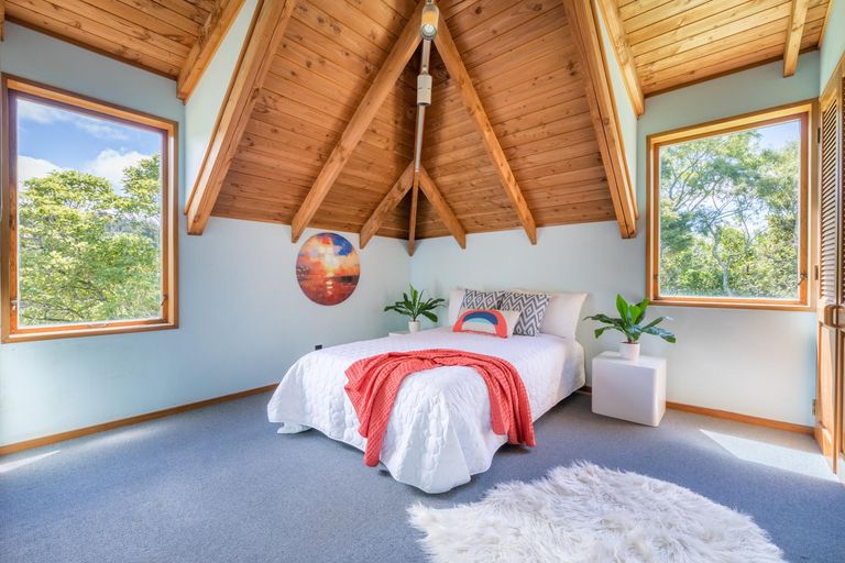 Photo of property in 11 Cascade Avenue, Waiatarua, Auckland, 0604