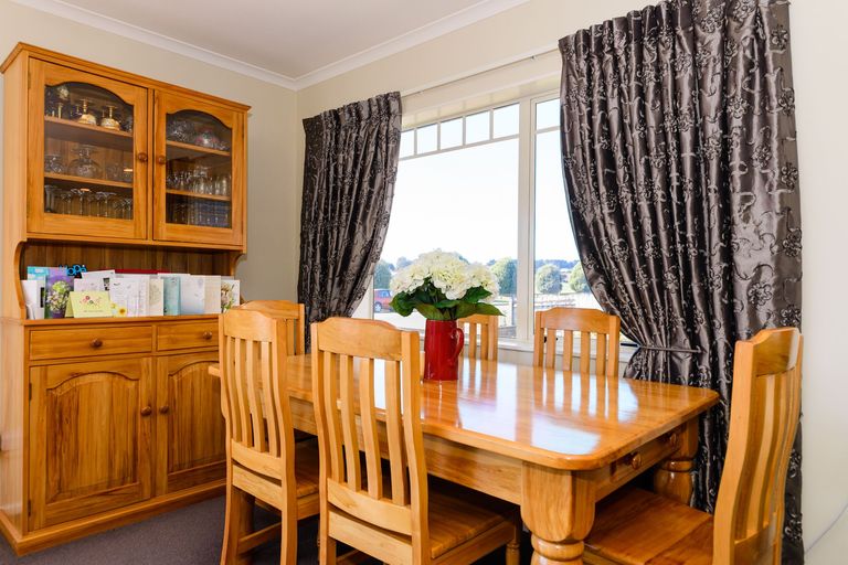 Photo of property in 18 Fernlea Avenue, Kelvin Grove, Palmerston North, 4414