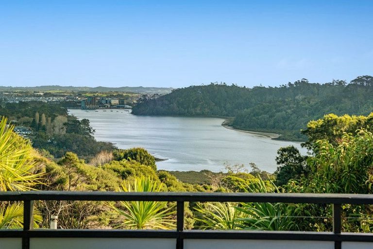 Photo of property in 2/9 Pemberton Avenue, Bayview, Auckland, 0629