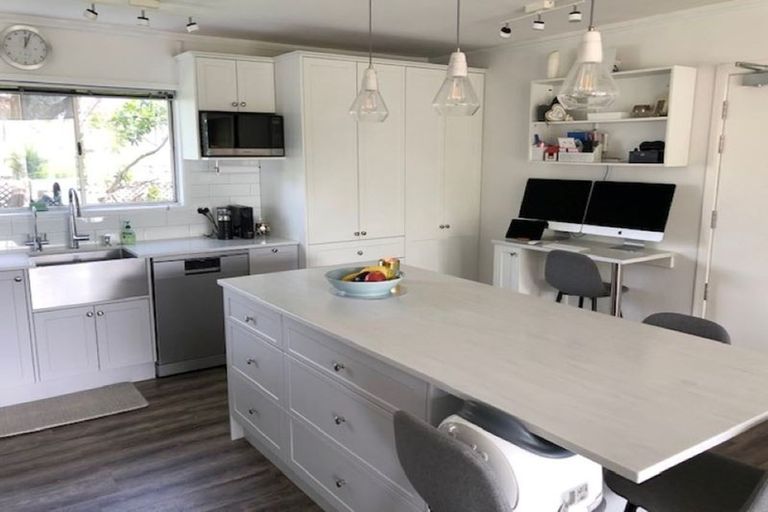 Photo of property in 1/34 Uxbridge Road, Mellons Bay, Auckland, 2014