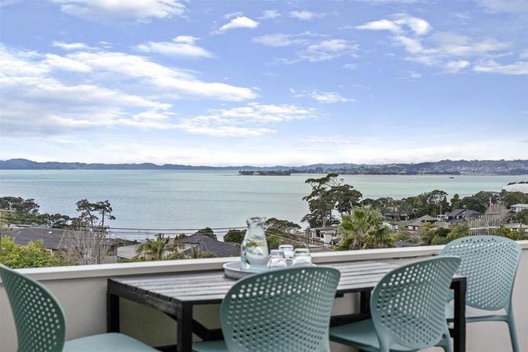 Photo of property in 2/5 Colmar Road, Mellons Bay, Auckland, 2014