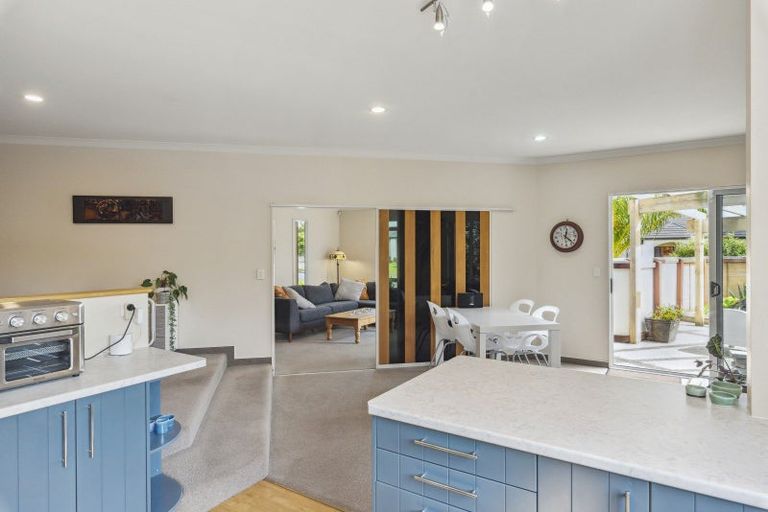 Photo of property in 43 Quadrant Heights, Paraparaumu, 5032