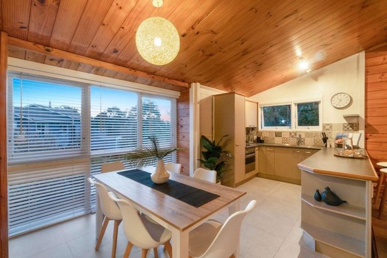 Photo of property in 18 Easter Parade, Glen Eden, Auckland, 0602