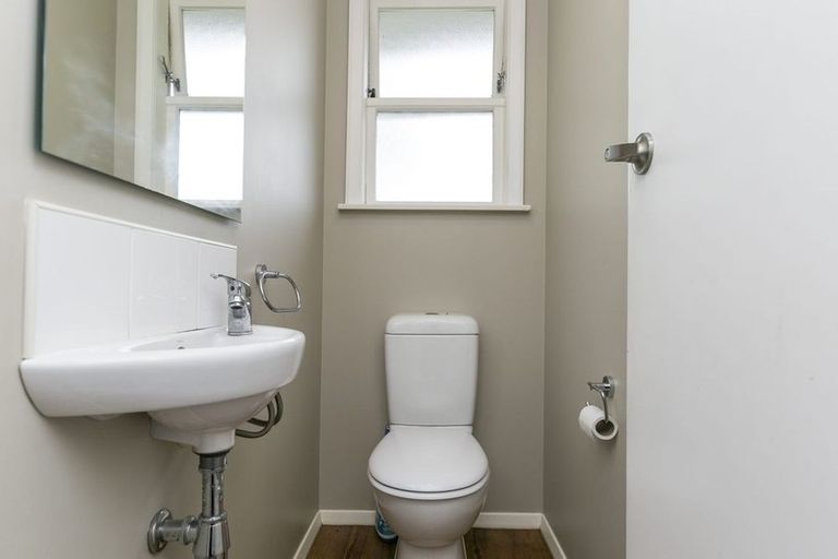 Photo of property in 35 Turville Crescent, Newlands, Wellington, 6037