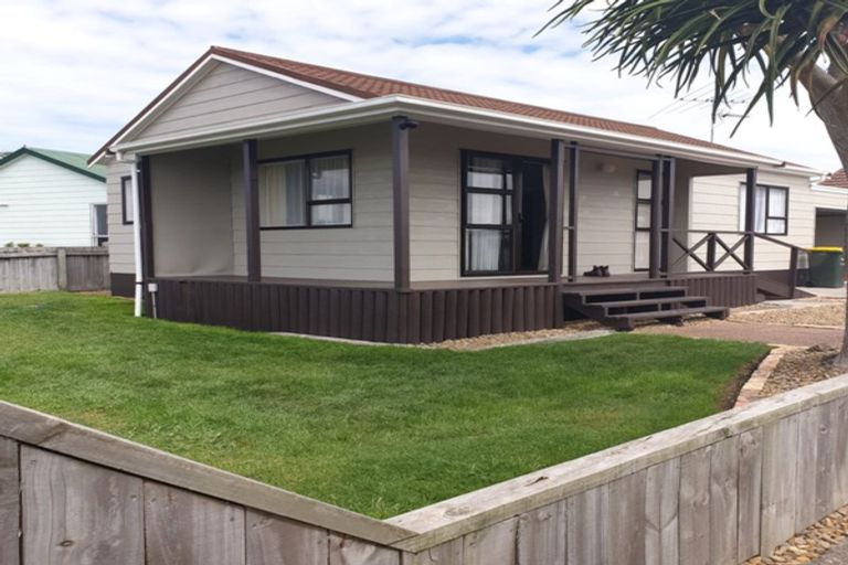 Photo of property in 24a Edgewater Parade, Waiuku, 2123