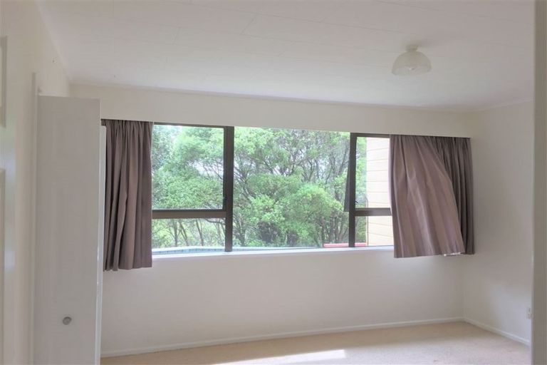 Photo of property in 2 Bancroft Terrace, Newlands, Wellington, 6037
