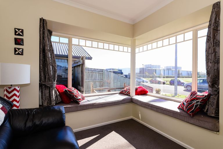 Photo of property in 18 Fernlea Avenue, Kelvin Grove, Palmerston North, 4414