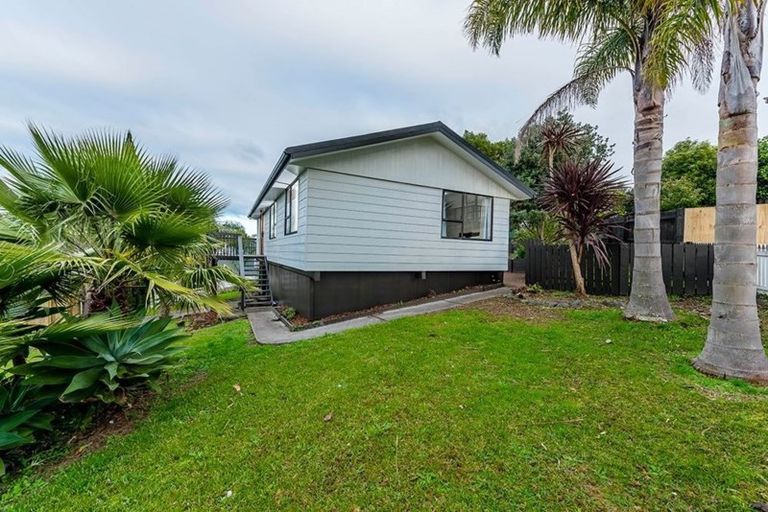 Photo of property in 4 Kayle Glen, West Harbour, Auckland, 0618