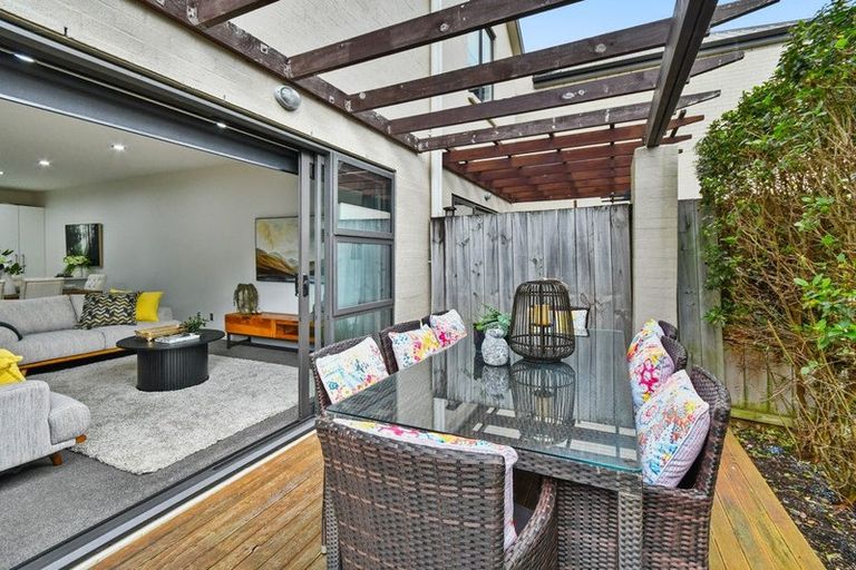 Photo of property in 27 Popokatea Drive, Takanini, 2112