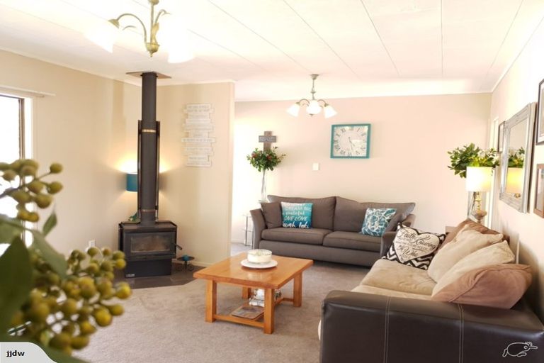 Photo of property in 35 Claverdon Drive, Massey, Auckland, 0614