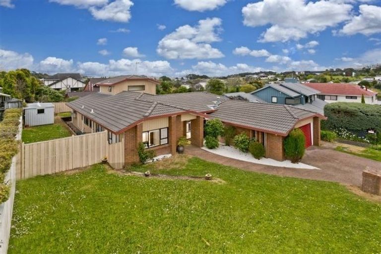 Photo of property in 4 Landsberg Way, Windsor Park, Auckland, 0632