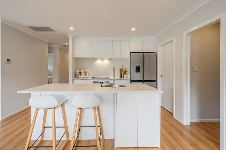 Photo of property in 15 Rewarewa Way, Timberlea, Upper Hutt, 5018