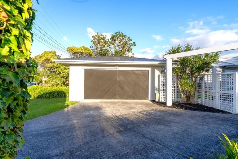 Photo of property in 33 Covil Avenue, Te Atatu South, Auckland, 0610