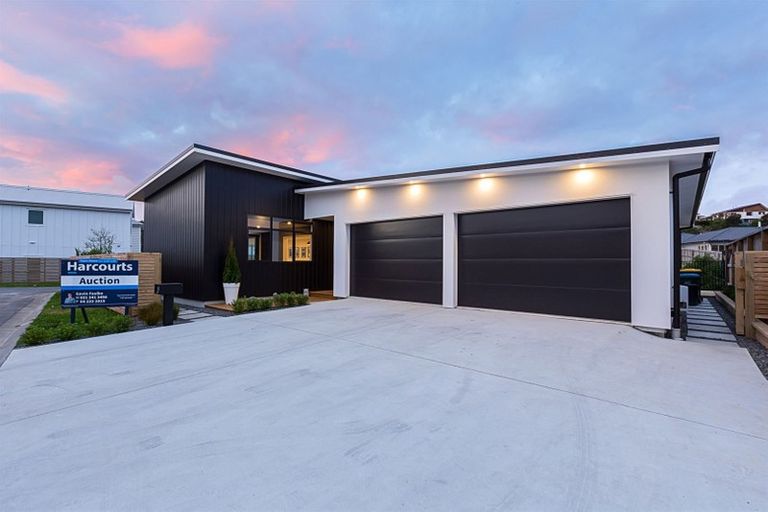 Photo of property in 6 Cartographer Way, Whitby, Porirua, 5024