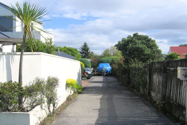 Photo of property in 1/956 East Coast Road, Northcross, Auckland, 0632