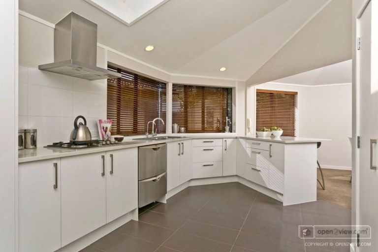 Photo of property in 1/19 Beach Road, Castor Bay, Auckland, 0620