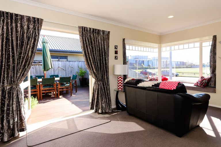 Photo of property in 18 Fernlea Avenue, Kelvin Grove, Palmerston North, 4414