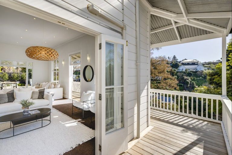 Photo of property in 12 Hadfield Terrace, Bluff Hill, Napier, 4110