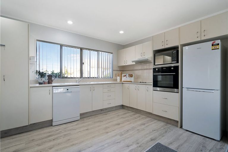 Photo of property in 8 Lockington Avenue, Henderson, Auckland, 0612