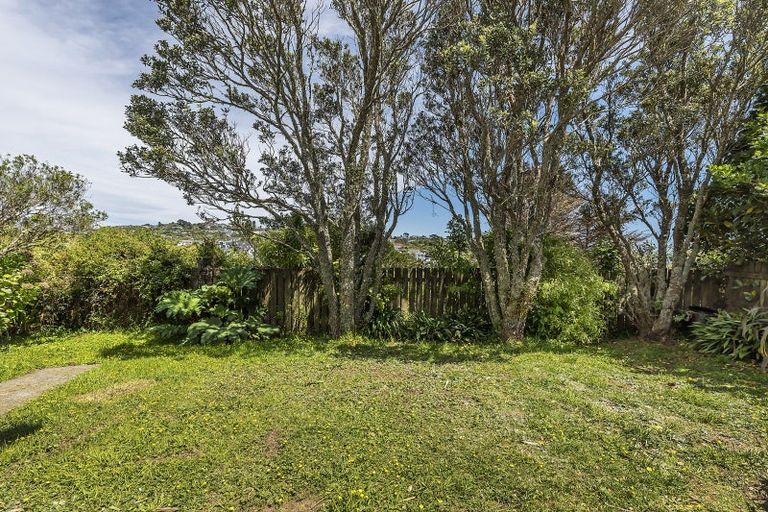 Photo of property in 1/25 Kingsbridge Place, Newlands, Wellington, 6037