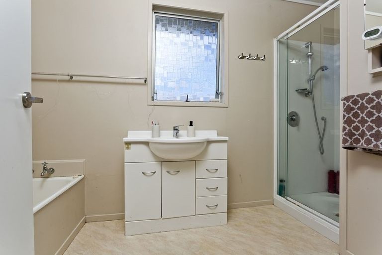 Photo of property in 1/244 East Coast Road, Forrest Hill, Auckland, 0620