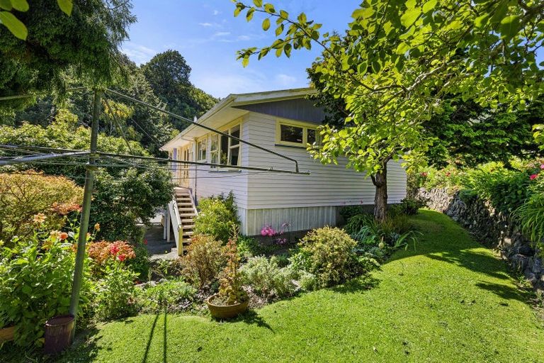 Photo of property in 16 Fendalton Crescent, Pinehaven, Upper Hutt, 5019
