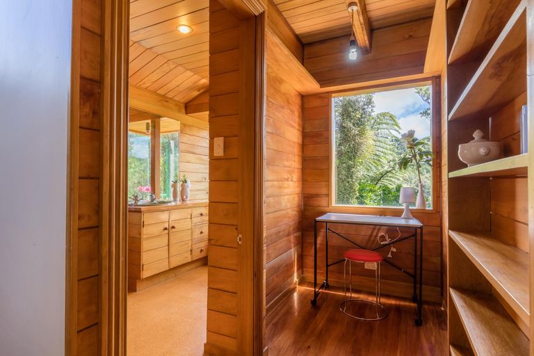 Photo of property in 11 Cascade Avenue, Waiatarua, Auckland, 0604